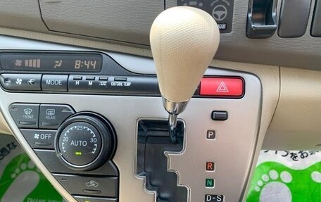 Toyota ISis I, 2012 год, 989 000 рублей, 19 фотография