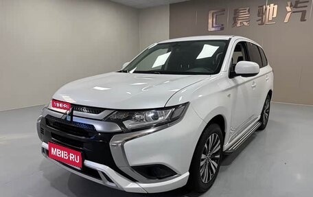 Mitsubishi Outlander III рестайлинг 3, 2022 год, 2 050 000 рублей, 1 фотография