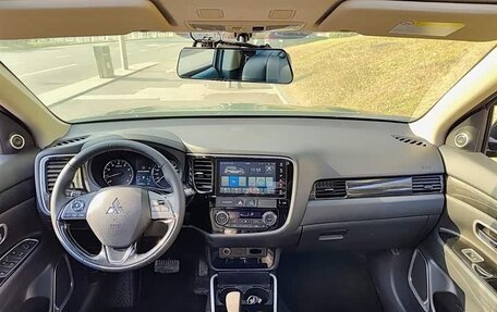 Mitsubishi Outlander III рестайлинг 3, 2021 год, 1 900 000 рублей, 5 фотография