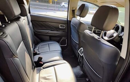 Mitsubishi Outlander III рестайлинг 3, 2021 год, 1 900 000 рублей, 4 фотография