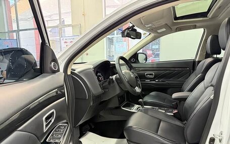 Mitsubishi Outlander III рестайлинг 3, 2021 год, 2 000 000 рублей, 2 фотография