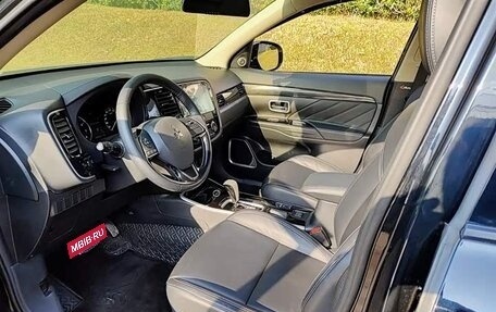 Mitsubishi Outlander III рестайлинг 3, 2021 год, 1 900 000 рублей, 2 фотография