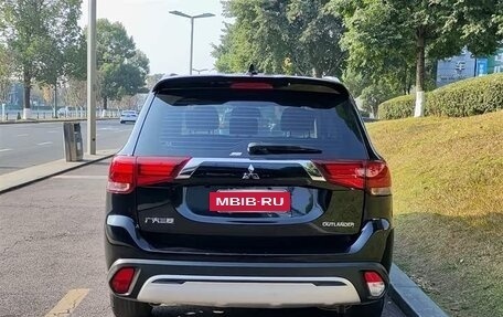 Mitsubishi Outlander III рестайлинг 3, 2021 год, 1 900 000 рублей, 9 фотография