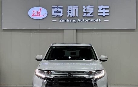 Mitsubishi Outlander III рестайлинг 3, 2021 год, 2 000 000 рублей, 3 фотография