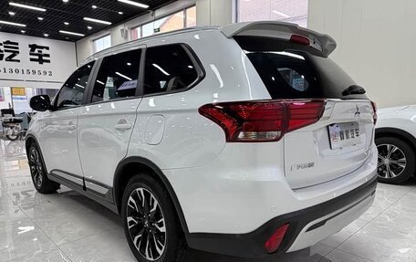 Mitsubishi Outlander III рестайлинг 3, 2021 год, 2 000 000 рублей, 5 фотография