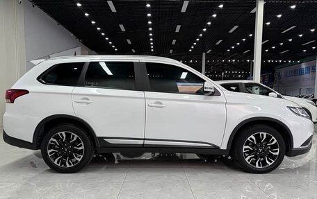 Mitsubishi Outlander III рестайлинг 3, 2021 год, 2 000 000 рублей, 6 фотография
