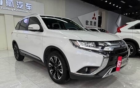 Mitsubishi Outlander III рестайлинг 3, 2021 год, 2 000 000 рублей, 4 фотография