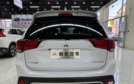 Mitsubishi Outlander III рестайлинг 3, 2021 год, 2 000 000 рублей, 10 фотография