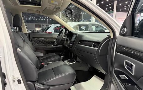 Mitsubishi Outlander III рестайлинг 3, 2021 год, 2 000 000 рублей, 15 фотография