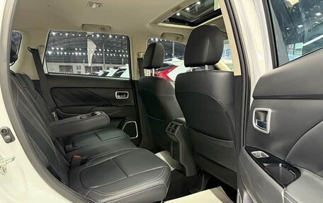 Mitsubishi Outlander III рестайлинг 3, 2021 год, 2 000 000 рублей, 17 фотография