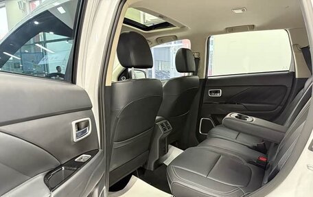 Mitsubishi Outlander III рестайлинг 3, 2021 год, 2 000 000 рублей, 14 фотография