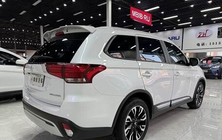 Mitsubishi Outlander III рестайлинг 3, 2021 год, 2 000 000 рублей, 8 фотография