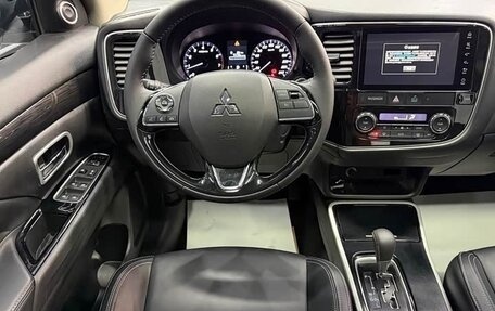 Mitsubishi Outlander III рестайлинг 3, 2021 год, 2 000 000 рублей, 11 фотография