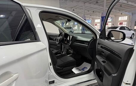 Mitsubishi Outlander III рестайлинг 3, 2022 год, 2 050 000 рублей, 15 фотография