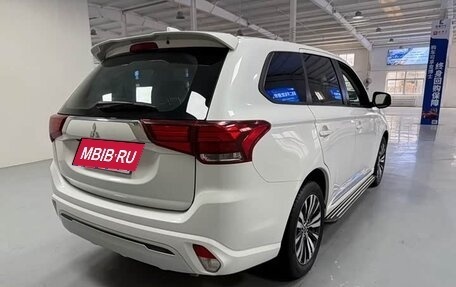 Mitsubishi Outlander III рестайлинг 3, 2022 год, 2 050 000 рублей, 4 фотография