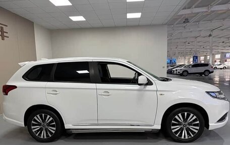 Mitsubishi Outlander III рестайлинг 3, 2022 год, 2 050 000 рублей, 10 фотография