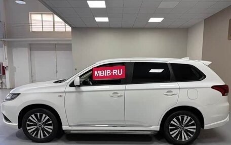 Mitsubishi Outlander III рестайлинг 3, 2022 год, 2 050 000 рублей, 6 фотография