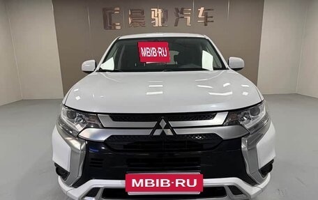 Mitsubishi Outlander III рестайлинг 3, 2022 год, 2 050 000 рублей, 5 фотография
