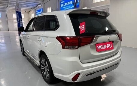 Mitsubishi Outlander III рестайлинг 3, 2022 год, 2 050 000 рублей, 7 фотография