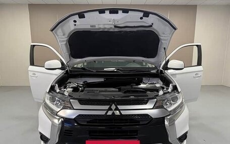 Mitsubishi Outlander III рестайлинг 3, 2022 год, 2 050 000 рублей, 8 фотография