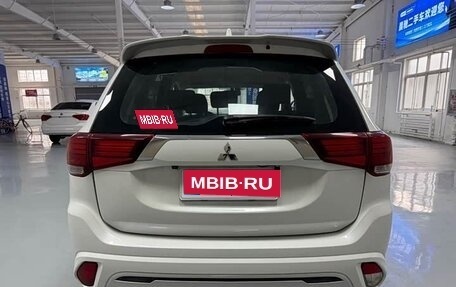 Mitsubishi Outlander III рестайлинг 3, 2022 год, 2 050 000 рублей, 11 фотография