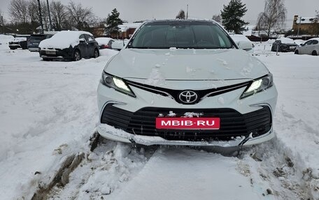 Toyota Camry, 2023 год, 3 990 000 рублей, 1 фотография