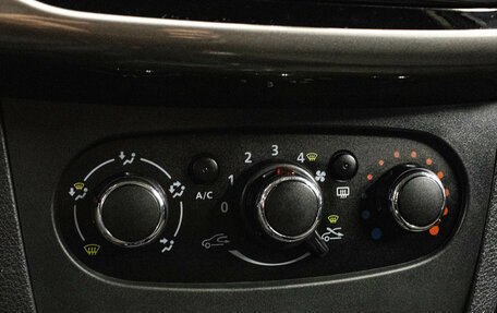 Renault Logan II, 2017 год, 799 000 рублей, 19 фотография