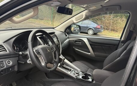 Mitsubishi Pajero Sport III рестайлинг, 2017 год, 2 500 000 рублей, 5 фотография