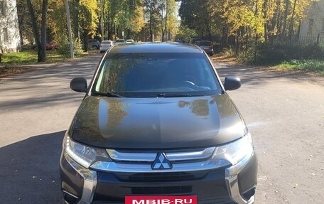 Mitsubishi Outlander III рестайлинг 3, 2016 год, 1 450 000 рублей, 12 фотография