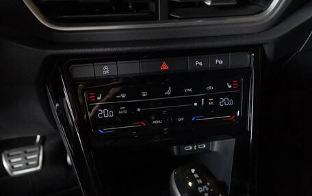 Volkswagen T-Roc I, 2022 год, 2 000 000 рублей, 17 фотография