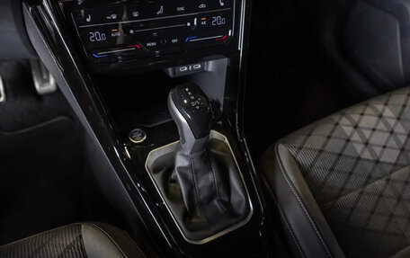 Volkswagen T-Roc I, 2022 год, 2 000 000 рублей, 19 фотография