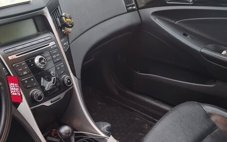 Hyundai Sonata VI, 2011 год, 950 000 рублей, 5 фотография