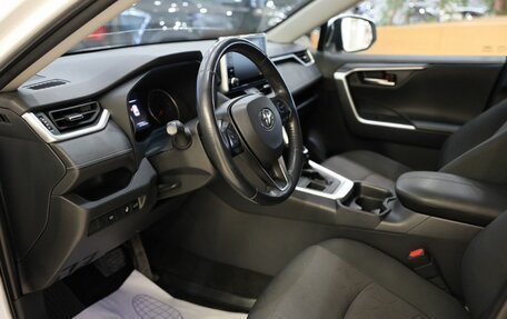 Toyota RAV4, 2019 год, 3 200 000 рублей, 13 фотография