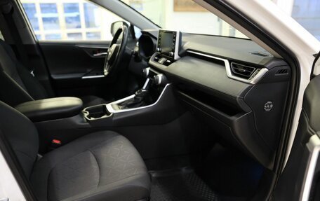 Toyota RAV4, 2019 год, 3 200 000 рублей, 18 фотография