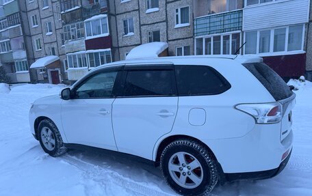 Mitsubishi Outlander III рестайлинг 3, 2014 год, 1 550 000 рублей, 9 фотография