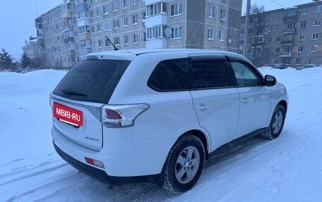 Mitsubishi Outlander III рестайлинг 3, 2014 год, 1 550 000 рублей, 4 фотография