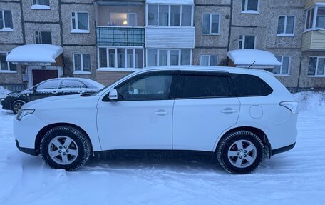 Mitsubishi Outlander III рестайлинг 3, 2014 год, 1 550 000 рублей, 10 фотография