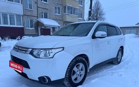 Mitsubishi Outlander III рестайлинг 3, 2014 год, 1 550 000 рублей, 12 фотография