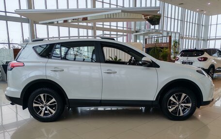 Toyota RAV4, 2018 год, 2 990 000 рублей, 4 фотография