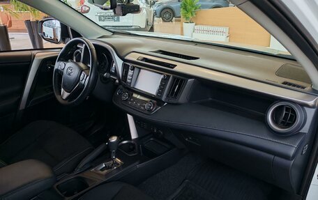 Toyota RAV4, 2018 год, 2 990 000 рублей, 14 фотография