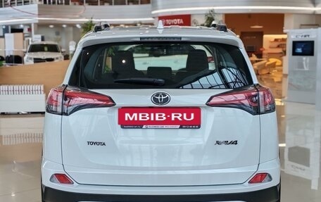 Toyota RAV4, 2018 год, 2 990 000 рублей, 6 фотография