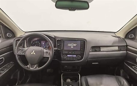 Mitsubishi Outlander III рестайлинг 3, 2021 год, 2 150 001 рублей, 8 фотография