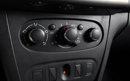 Renault Logan II, 2018 год, 909 000 рублей, 12 фотография