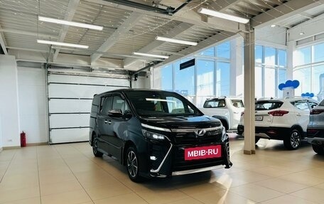 Toyota Voxy III, 2018 год, 2 629 000 рублей, 8 фотография