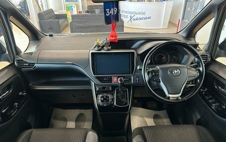 Toyota Voxy III, 2018 год, 2 629 000 рублей, 16 фотография