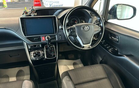 Toyota Voxy III, 2018 год, 2 629 000 рублей, 15 фотография