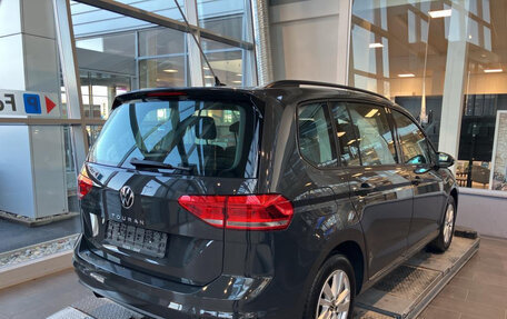 Volkswagen Touran III, 2022 год, 2 342 000 рублей, 2 фотография