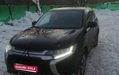Mitsubishi Outlander III рестайлинг 3, 2019 год, 2 750 000 рублей, 4 фотография