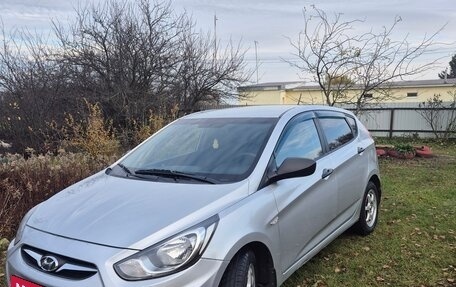 Hyundai Solaris II рестайлинг, 2012 год, 690 000 рублей, 1 фотография