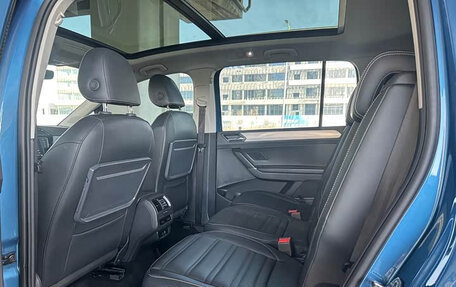 Volkswagen Touran III, 2022 год, 2 430 000 рублей, 5 фотография